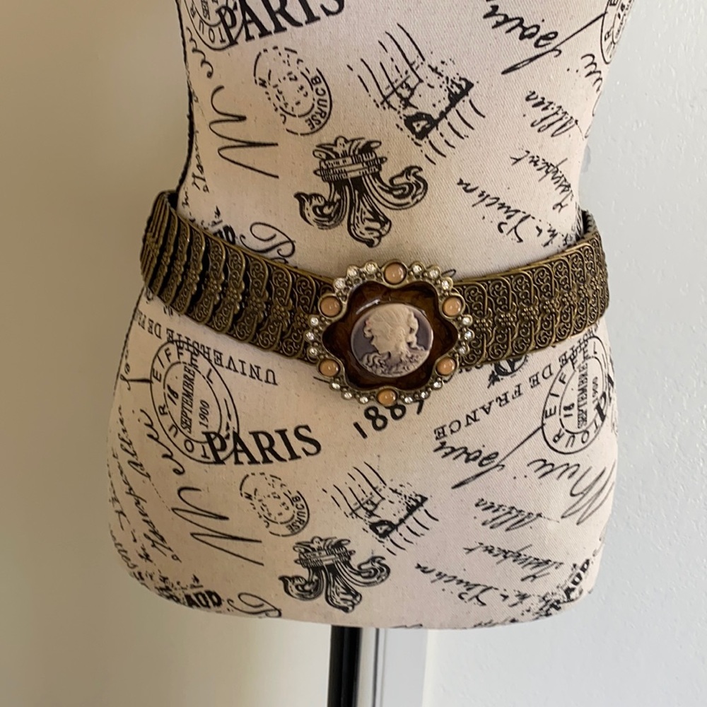 Beautiful Scale Stretch Belt with Cabochon Cameo Buckle